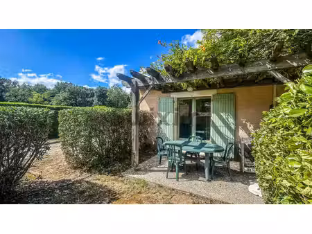 maisonnette adaptée pmr dans résidence avec piscine.