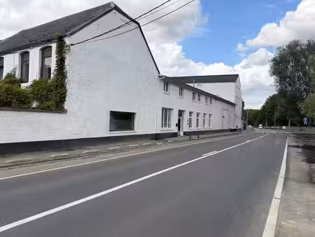 commerce d'env. 200m² - axe de passage genappe (bousval)