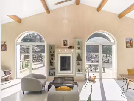 villa contemporaine 300 m2 avec piscine et vue sur la sainte victoire