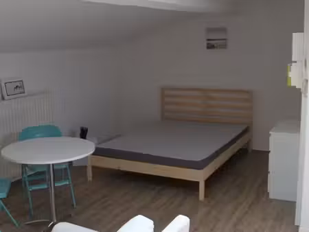 studio à 200 m de la place de la victoire