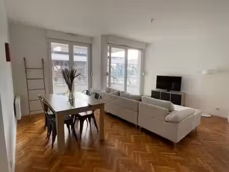 t2 de 50 m² entièrement rénové — balcon 12 m² et parking — place des 3 gares
