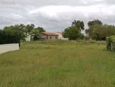 terrain à bâtir de 289 m2 au prix de 63000 à semussac (17)
