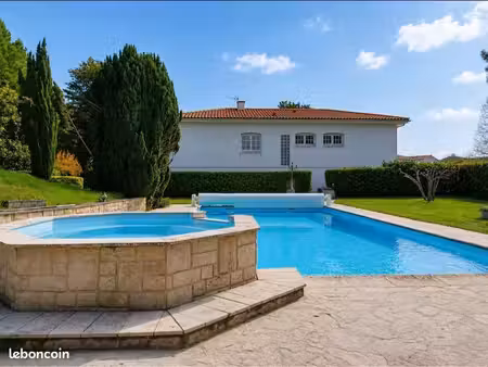 maison avec piscine à saintes