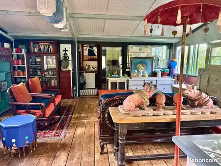 maison sur pilotis et roulotte aménagée  en bord de rivière près de brive