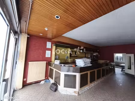 local commercial 110 m² ouges