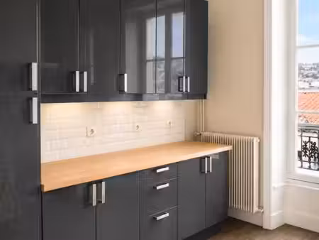 appartement de caractère avec vue dégagée – centre du puy