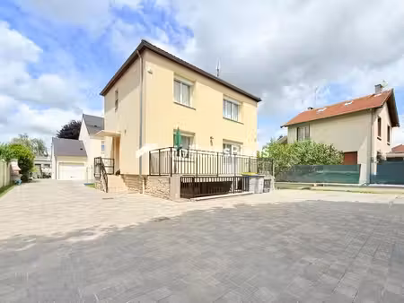 deux maisons à domont sur 713 m²  195 m² habitables et 7 chambres