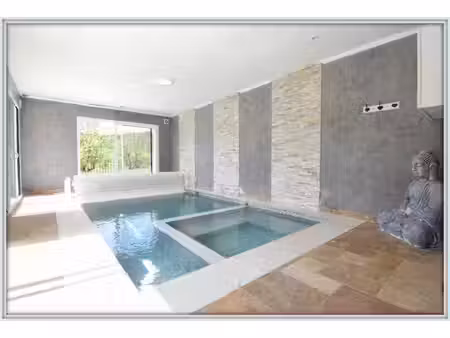 propriete peyroules villa avec piscine intérieure dex hangars forte rentabilité