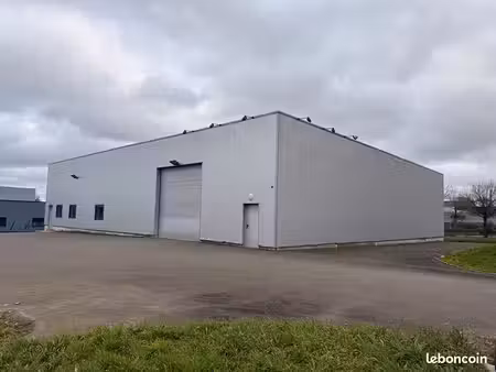 local 900 m² plerneuf