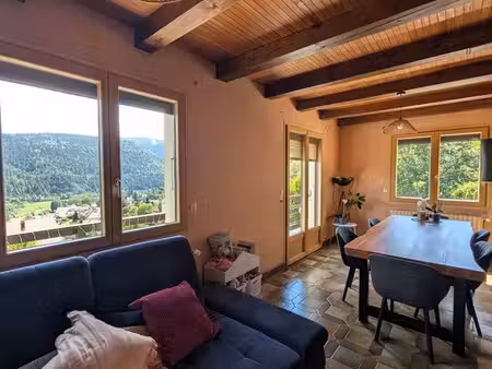 maison avec vue dégagée sur le doubs