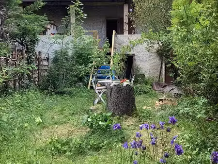 maison de village en pierres avec dépendances et jardin