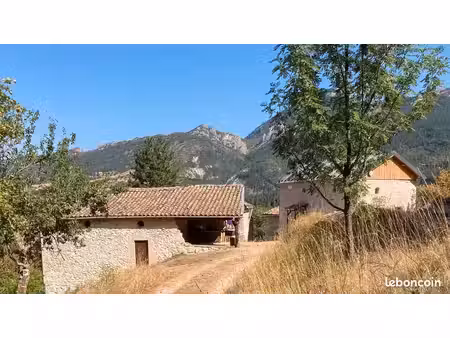 ferme / hameau à renover en drôme