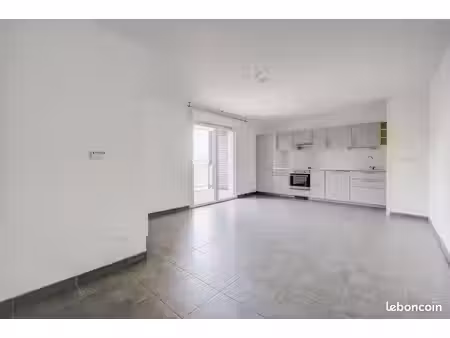 coteaux labege appartement 3 pieces avec balcon et 2 parkings en sous-sol