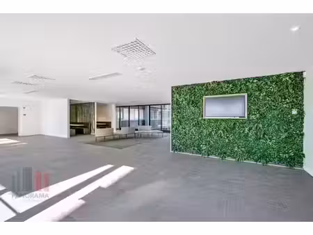 198 m² de bureaux prêts à l'emploi à proximité du r4