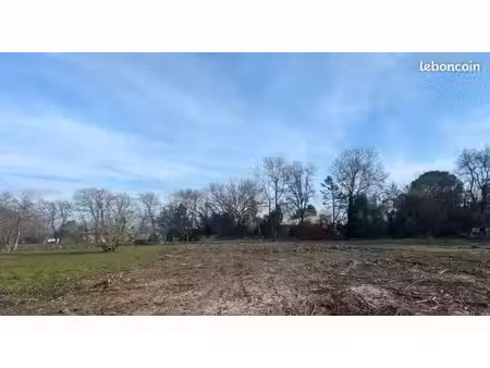 terrain 1 800 m² muret