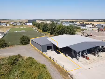 hall de stockage avec parking sécurisé !