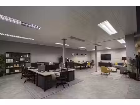surface polyvalente de 600 m² avec grand parking