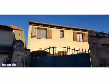 immeuble de rapport - 2 logements avec extérieurs - centre de manduel