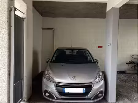 emplacement de parking couvert et sécurisé