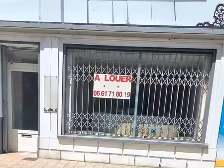 local commercial de 68m2 centre bourg de ploudalmezeau 700 charges comprises