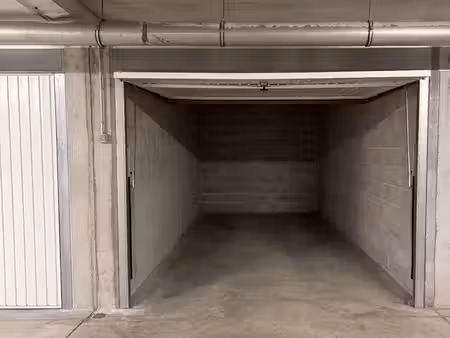 garage box fermé dans résidence sécurisée (villa camille)