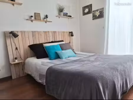 studette indépendante dans maison