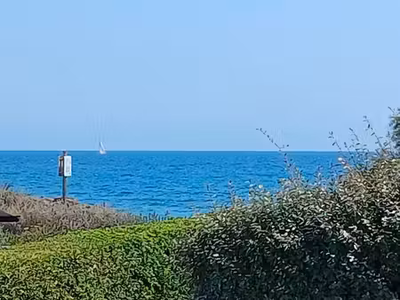 beau studio belle terrasse face et vue mer