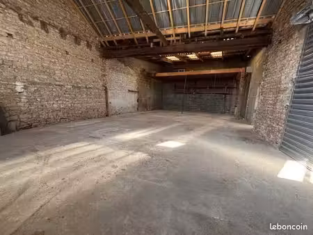 15m2 dans entrepôt de stockage