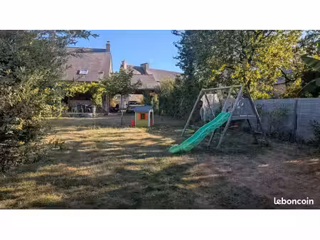 maison en pierre avec jardin