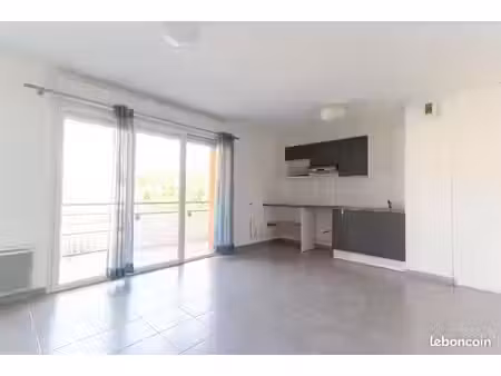 t3 avec balcon et 2 stationnements. idéal premier achat