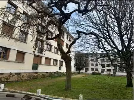 appartement t3 à rénover – saint-cyr-sur-loire – 56 m² – parking + cave