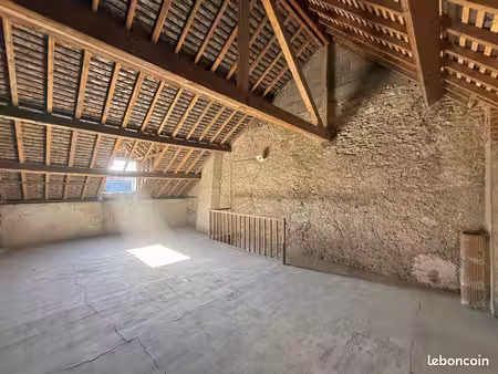 maison à rénover avec beau potentiel – centre de bléré
