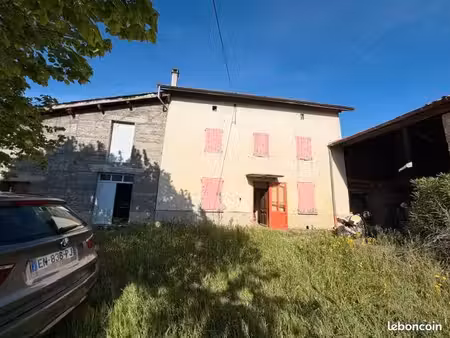 ferme dauphinoise 90 m2 avec de nombreuses dépendances à rénover + parcelle de terrain 300