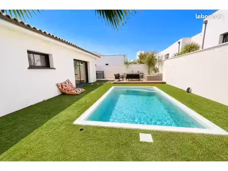 villa contemporaine avec piscine chauffée et jacuzzi