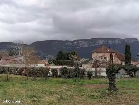 terrain constructible viabilisé divisible avec entrepôt