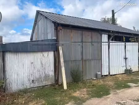 à louer – 3 espaces de stockage / hangar – environ 30-40 m² chacun – idéal artisan / profe