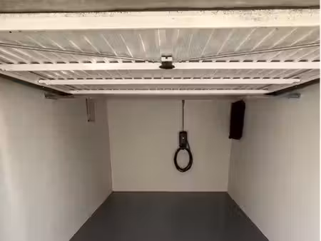 garage fermé avec borne électrique