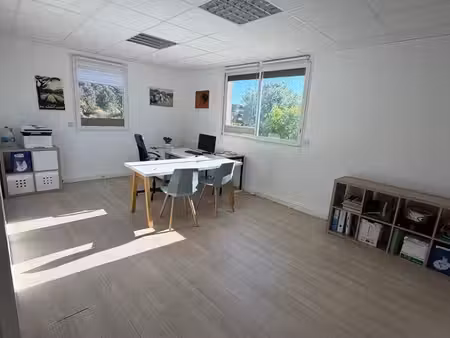 bureau 65m²