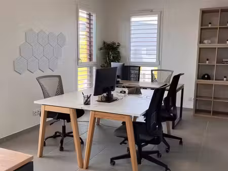 bureau privé 40m² avec 2 parkings. internet fibre + électricité compris. a 2 min à pied du