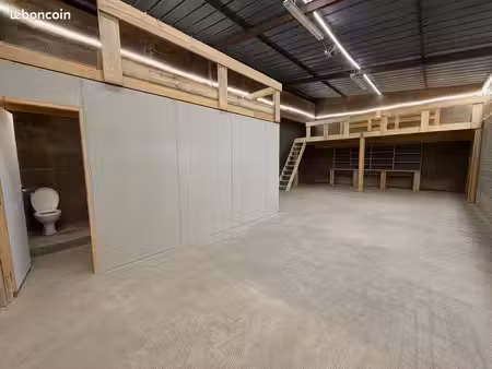 dépôt / local 90 m² + mezzanine 25 m² – vernioz