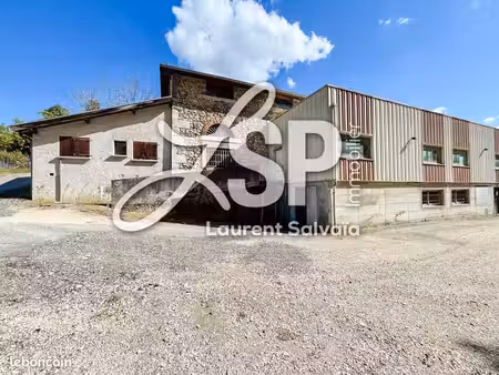 local 740 m²