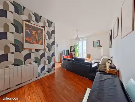 t2 république  50 m2  dans une copropriété ancienne et entretenue