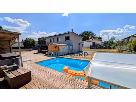 mably  au calme maison familiale 4 chambres  piscine.
