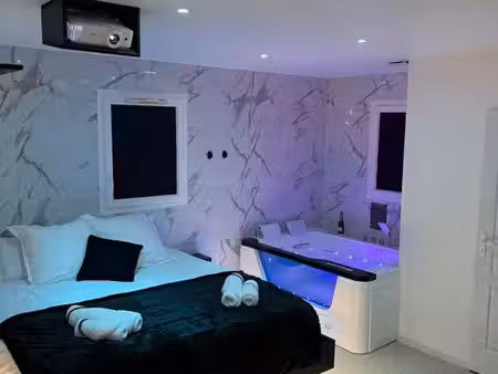 chambre romantique jacuzzi privatif  rénovée 2024 - casteljaloux  face au lac