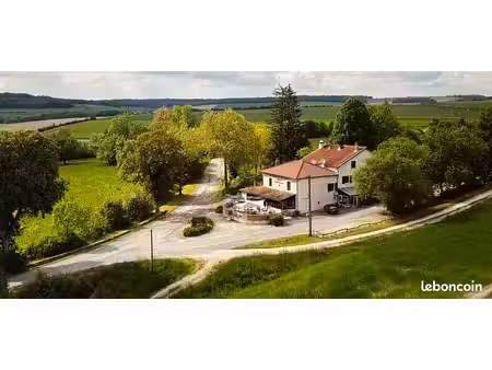 av restaurant et hôtel * sur la voie sacrée (mur et fond de commerce )