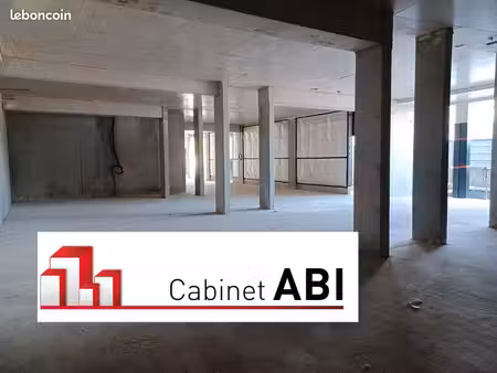 local 300 m² avrille