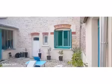 vends petit immeuble avec deux appartements plus un local commercial