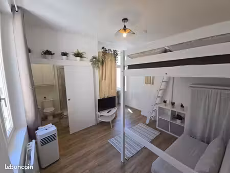 très beau studio meublé dans l'hyper centre  toutes charges comprises  pas d'agence