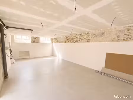 nantes hypercentre – grand garage / espace de stockage sécurisé – 45 m²