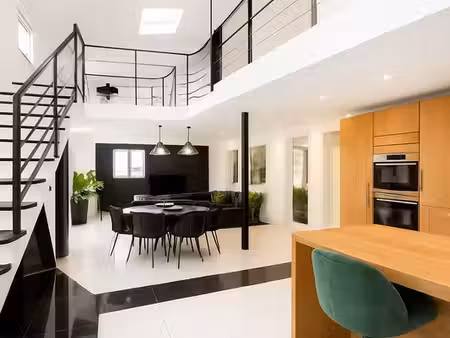 loft/atelier/surface 9 pièces 200 m²